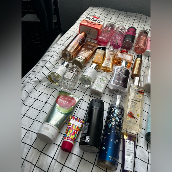 Bundle of perfumes and lotions - Picture 6 of 6